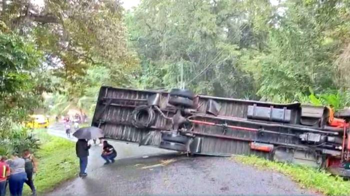 El bus quedó volcado a un lado de la vía hacia Limón, Colón. Los heridos fueron auxiliados por el 911.