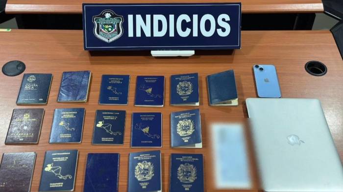 Las autoridades policiales decomisaron 16 pasaportes en la diligencia.