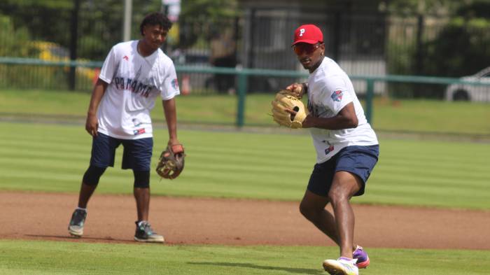 Ryan Burrowes y Héctor Rayo trabajando en el cuadro interior.