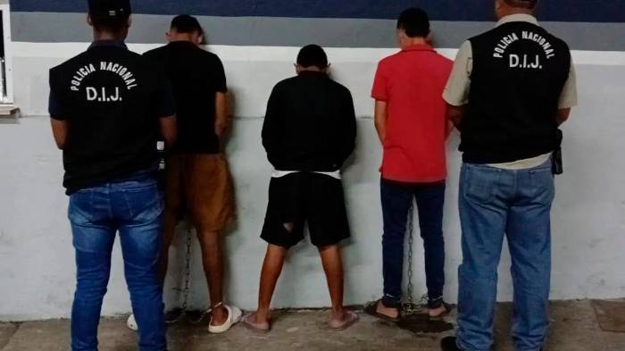 Algunos de los 5 detenidos.