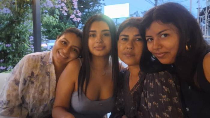 Flor, junto a su madre y sus hermanas.