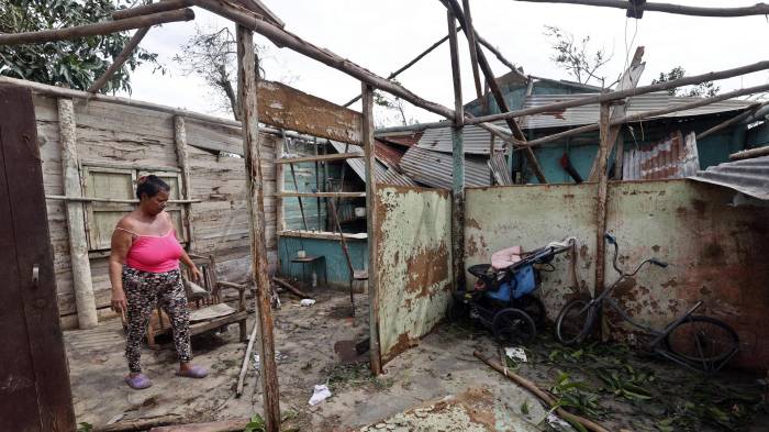 Una mujer observa su vivienda destrozada en la provincia de Artemisa (Cuba). EFE/ Ernesto Mastrascusa