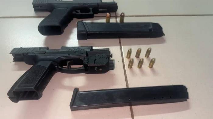 Durante el operativo fueron decomisadas dos pistolas, municiones y un vehículo presuntamente utilizado en el hecho violento.