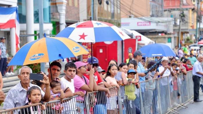 Los asistentes disfrutan de las presentaciones escolares.