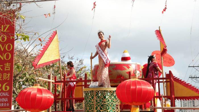 El desfile comenzó a las 3:00 p.m. y se extiende hasta las 6:30 p.m.