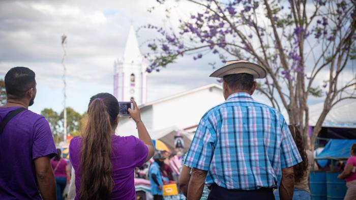 Fieles en la Basílica Menor de Atalaya.