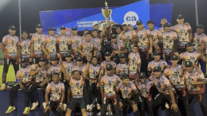 El equipo levantando el trofeo