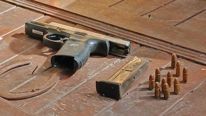 Arma de fuego decomisada durante diligencias policiales.