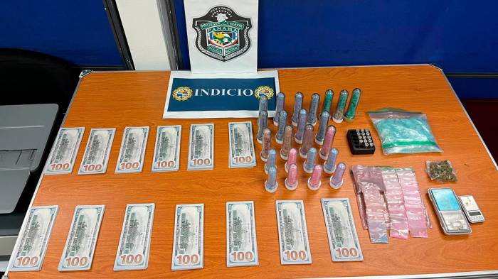 En el allanamiento se incautó dinero falso, droga, municiones y una pesa digital.