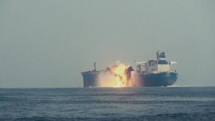 Captura de pantalla cedida por el centro de comunicaciones de los Hutíes donde se observa una explosión en el buque petrolero británico Cordelia Moon, luego de una ataque de un barco explosivo no tripulado en el Mar Rojo, este martes. EFE/ EPA/ Houthis Media Center