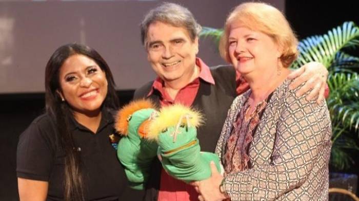 Dania Clarissa (izq.) junto a actores de teatro.