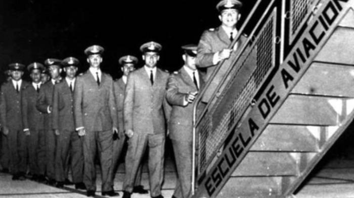 Cadetes de la Escuela de Aviación Militar de Argentina abordan el TC-48.
