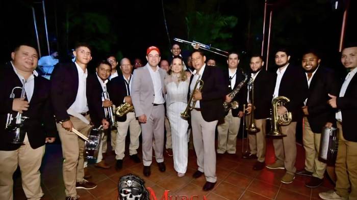 La murga El Perla Negra puso a retumbar la fiesta con su energía carnavalera, llevando el espíritu de Las Tablas directo a la boda del embajador.