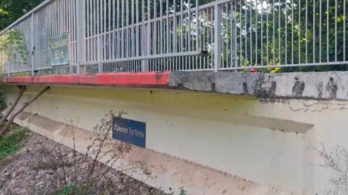 El puente está abandonado a orillas del río.