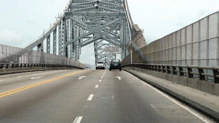 La vía del Puente de las América está deteriorada en ambos sentidos.