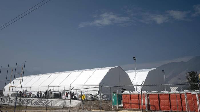 Personas laboran en la construcción de un albergue temporal para migrantes este miércoles, en el Gimnasio Alianza del municipio El Carmen en Nuevo León (México). EFE/ Miguel Sierra