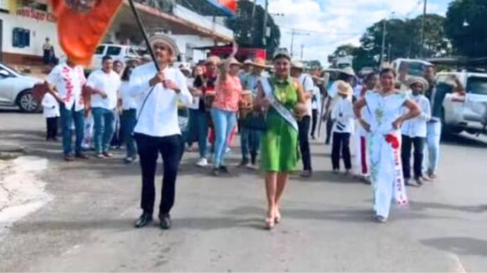 Delegación de Nuevo Emperador en desfile.