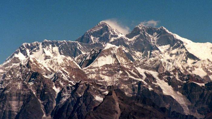 Fotografía de archivo de la cordillera Himalaya y el Monte Everest, la montaña más alta de la Tierra (c) vista desde un avión en Nepal. EFE/Martin Athenstaedt