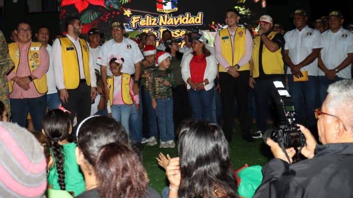 Durante la actividad, los hijos del personal del Senafront disfrutaron del espectáculo de luces.