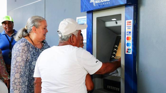 Beneficiarios del Mides retiran su pago del cajero automático.