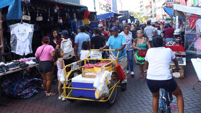 En La Central, no se puede ni caminar debido a la gran cantidad de puestos de vendedores.