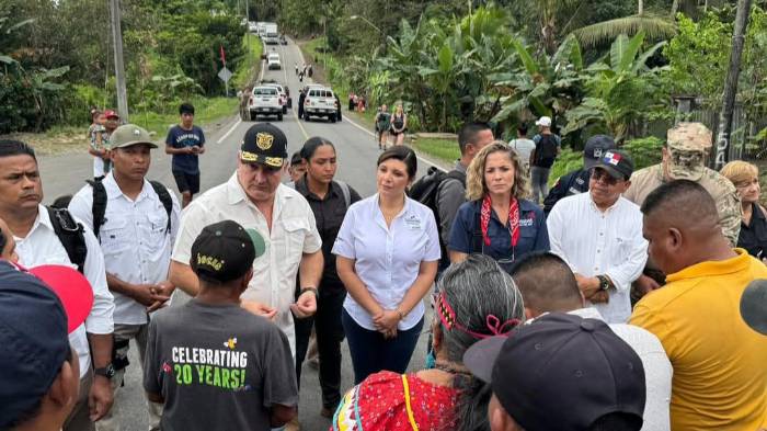 Ministros se reúnen con empresarios, productores, transportistas y líderes en Bocas del Toro.