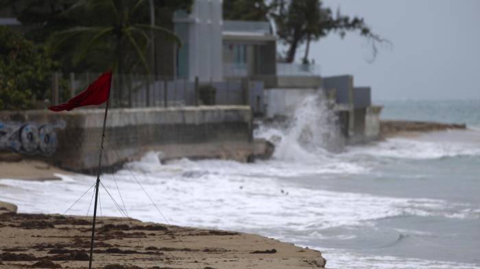 Una bandera muestra los fuertes vientos en la Playa de Ocean Park, en San Juan (Puerto Rico).