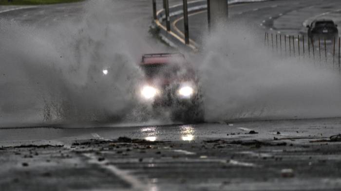 Un auto circula por una calle inundada por el paso del huracán Ernesto este 14 de agosto de 2024, en San Juan, Puerto Rico. EFE/Thais Llorca