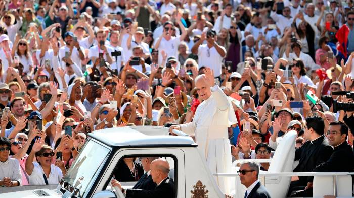 Papa Léon XIV con los jóvenes.