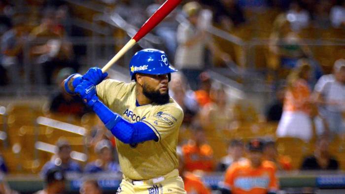 El panameño Allen Córdoba cerró la temporada regular vistiendo los colores de los Diablos Rojos del México, promediando .352 AVG con el madero y consiguiendo la corona de Bases Robadas con 48.