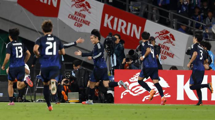 El japonés Ayase Ueda (C) celebra tras marcar el gol de la victoria contra Brasil durante el partido amistoso internacional disputado en Tokio, Japón.
