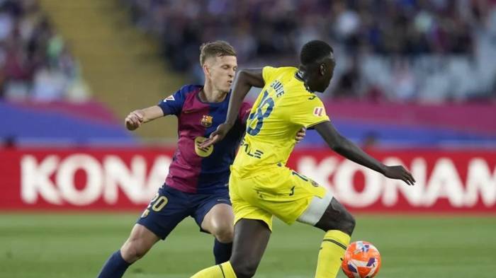 El centrocampista del Villarreal Pape Gueye (d) disputa un balón con el centrocampista del FC Barcelona Dani Olmo (i) durante el encuentro de la jornada 37 de LaLiga disputado el pasado mayo 18 de mayo.