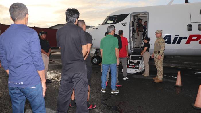 Migración Panamá ejecutó la expulsión de cinco personas con antecedentes por narcotráfico y porte ilegal de armas.