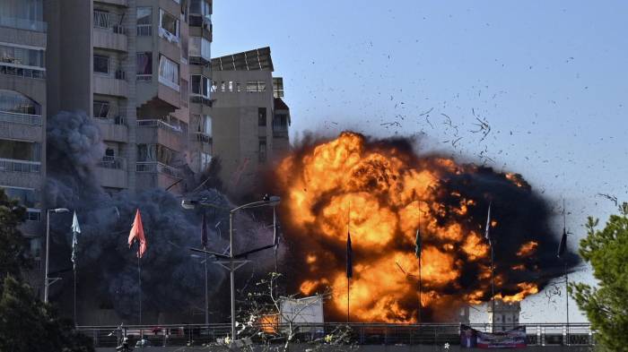 El Ejército israelí bombardeó este viernes el sur de Beirut, un bastión del grupo chií libanés Hizbulá conocido como el Dahye, después de ordenar a los residentes evacuar la zona y entre una oleada de ataques en el Líbano que han dejado al menos 43 muertos en las últimas horas.