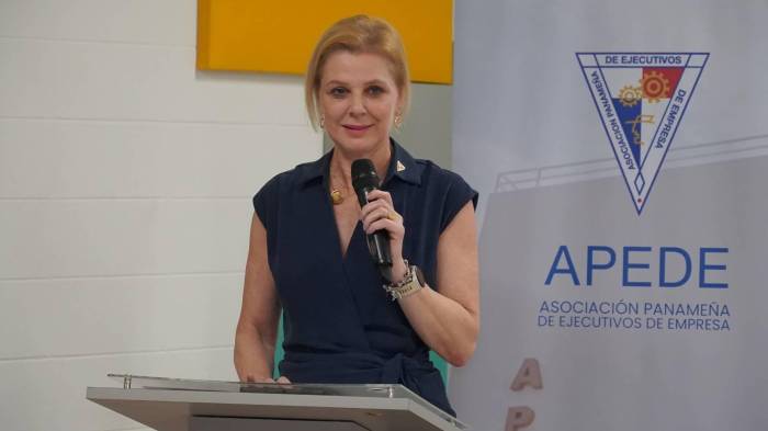 Giulia De Sanctis, presidenta de Apede, alerta sobre los recortar presupuestarios en el sector educativo.