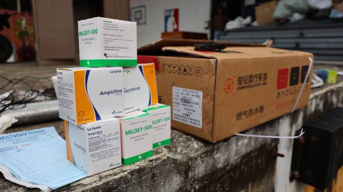 Se decomisó cigarrillos presuntamente de contrabando, medicamentos y licores.