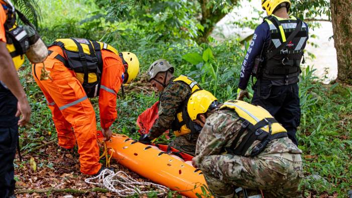 Se recomienda no cruzar los afluentes en tiempos de lluvia por el peligro a las cabezas de agua.