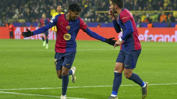 Ferrán Torres (d) celebra uno de sus goles.