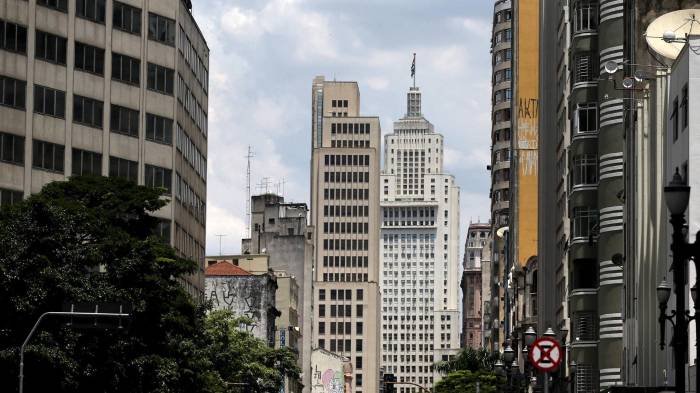 Fotografía de archivo del 22 de enero de 2018 del emblemático edifico Banespa (c-d) en Sao Paulo (Brasil). EFE/ Fernando Bizerra / ARCHIVO