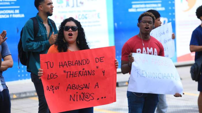 “Los niños y niñas se protegen”, “los niños no se tocan, los niños se defienden”, gritaban las protestantes afuera del Senniaf.