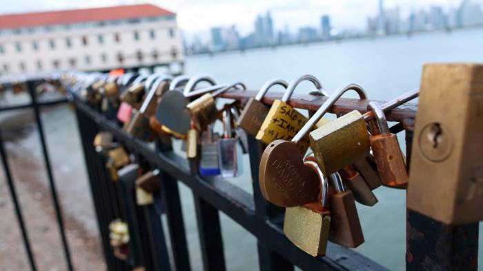 Candados del amor reposan en Casco Antiguo