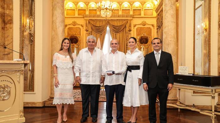 Hoy, Moreno recibió la bandera nacional de manos del presidente Mulino, durante una emotiva ceremonia en el Salón Amarillo.