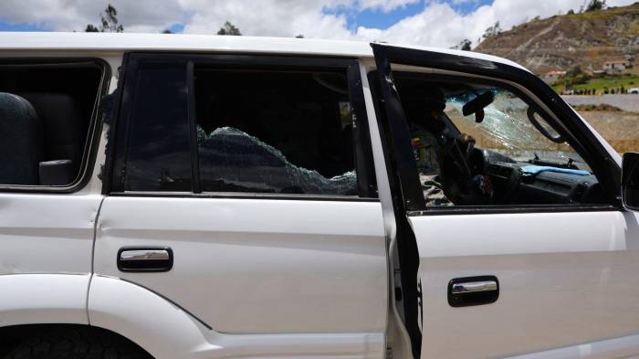 Apedrean la caravana presidencial de Daniel Noboa