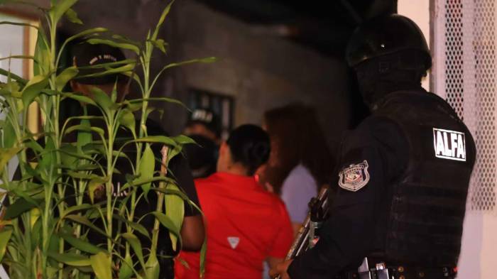 Las autoridades incautaron indicios durante los allanamientos realizados en la capital.