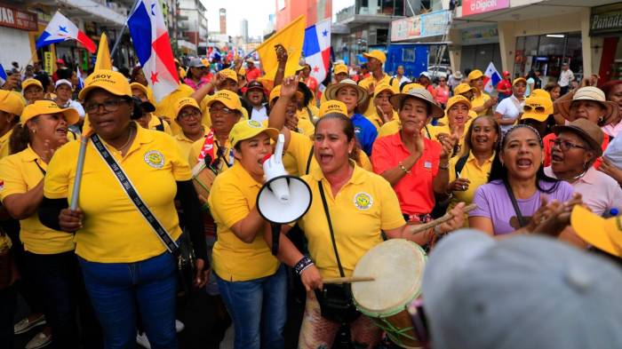 Los gremios de docentes se encuentran en paro de labores desde el 23 de abril.
