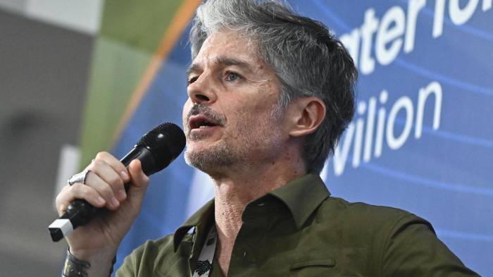 El director de la fundación We Are Water, Carlos Garriga, habla durante un panel organizado por World Vision y We Are Water este martes, en el Centro de Convenciones Hangar donde se realiza la COP30, en Belém (Brasil). EFE/ Andre Borges