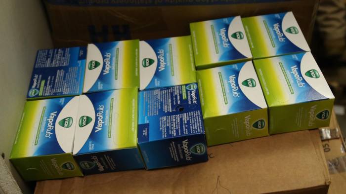 ¡Venían de China! Aduanas decomisó 26 cajas con latas de Vick Vaporub falsificadas