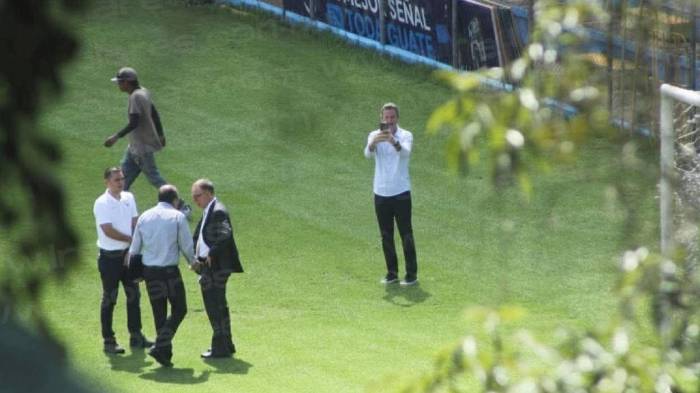 Thomas Christiansen tomando fotos de la cancha.