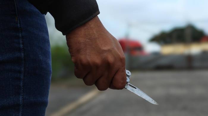 Agentes de la Policía Nacional inspeccionaron el lugar del ataque con arma blanca en el sector La Resurrección, corregimiento de Cristóbal.