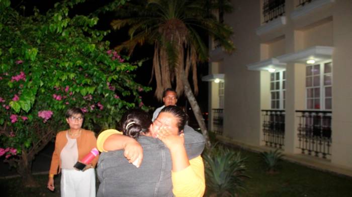 La madre de Lina llora desconsolada.